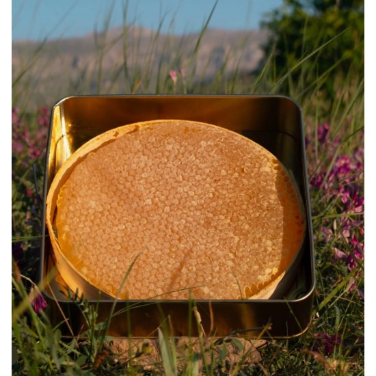 İnsan eli değmeden, arıların kendi mumuyla ördüğü kasnak karakovan balı.